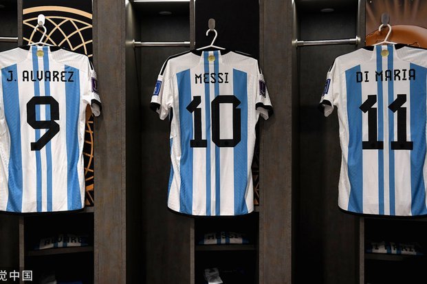 费兰社媒发布更衣室合照：差一点，就只差一点了…