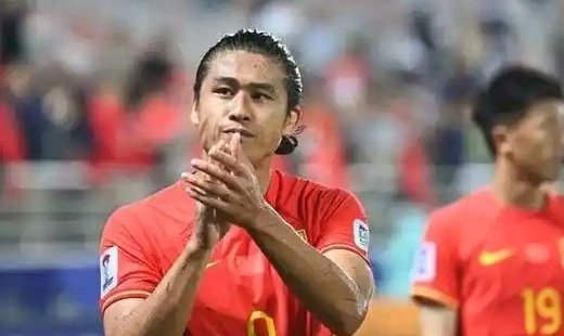 半场战报-塞鸟首球张玉宁点射 国足2-0领先新加坡