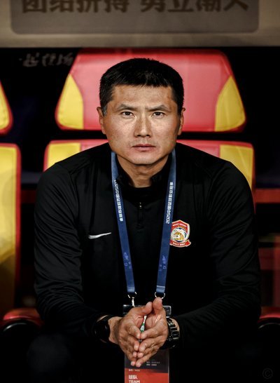 看了几场邵佳一的国家队 他的战术思路是什么？