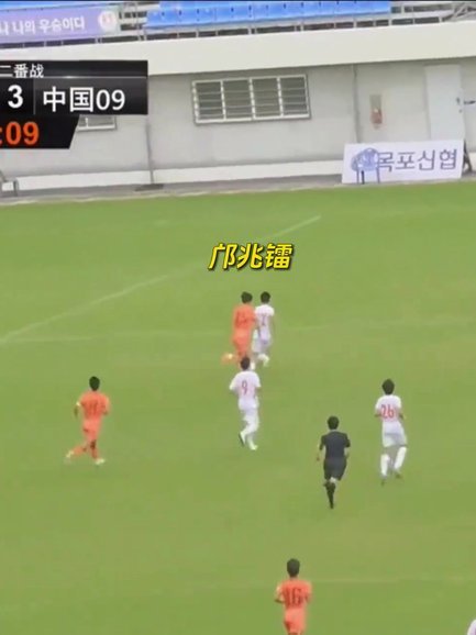 邝兆镭周五亮相青岛极地海洋公园球技挑战明星动物
