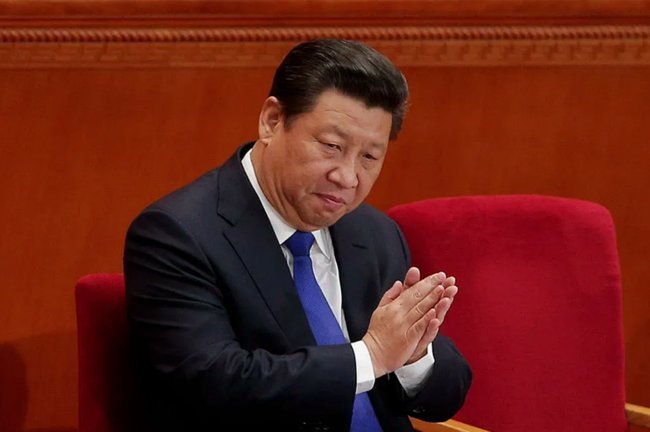 恩博洛凶狠放倒帕雷德斯，裁判向其出示黄牌